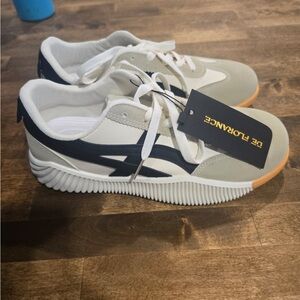 De Florence Gray and White Sneakers 8.5